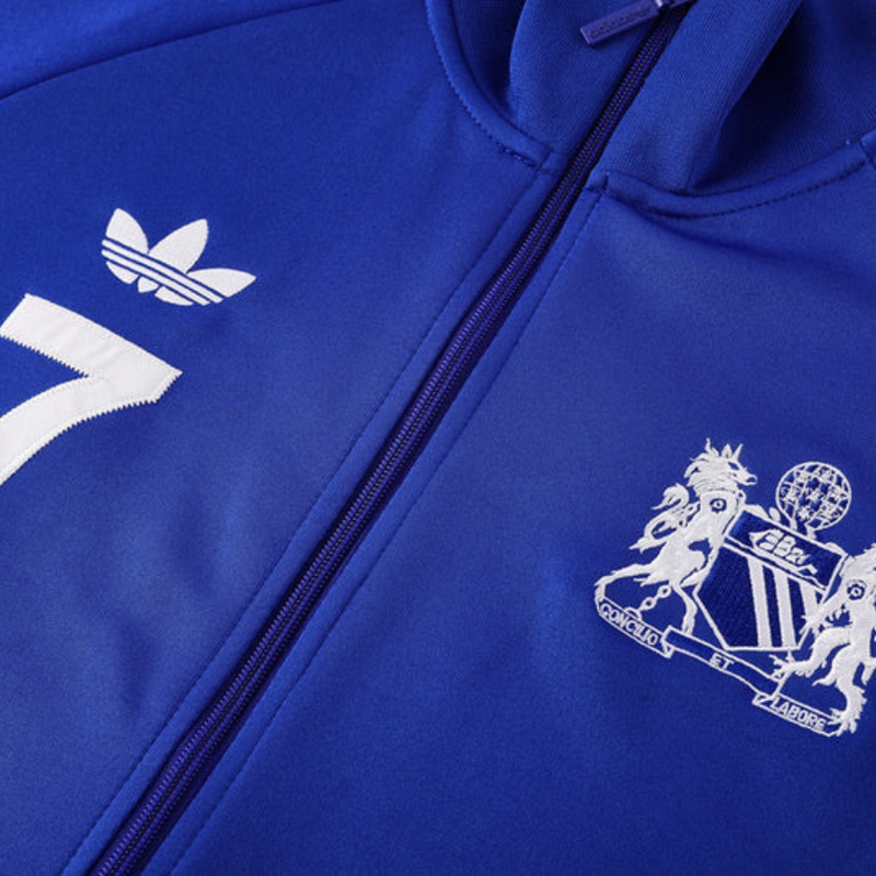 Chándal Manchester United, Chándal Adidas Manchester United, Chándal George Best, Chándal Manchester United 24/25, Chándal Manchester United azul, Ropa deportiva Manchester United, Chándal oficial Manchester United, Chándal George Best Adidas, Chándal Manchester United para fanáticos, Chándal Manchester United 2024, Chándal Adidas Manchester United George Best, Chándal Manchester United 2024, Chándal deportivo Manchester United, Chándal Manchester United para entrenar, Chándal de fútbol Manchester United.

