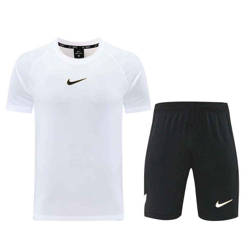 Conjunto de camiseta y pantalón corto Nike