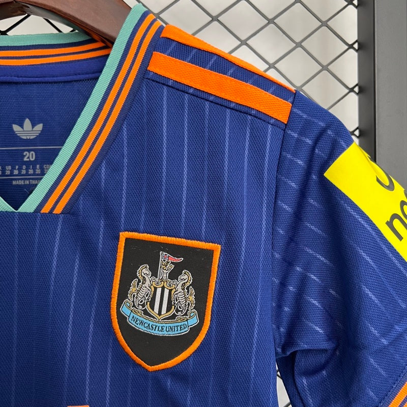NEWCASTLE III 25/26 CONJUNTO INFANTIL