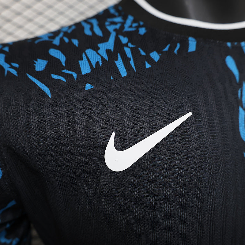 camiseta Barcelona edición León II, camiseta Barcelona 24/25, camiseta Barcelona versión jugador, camiseta negra y azul Barcelona, camiseta FC Barcelona hombre, camiseta Barcelona edición limitada, camiseta Nike Barcelona, camiseta Barcelona versión jugador 2024, camiseta edición especial Barcelona, camiseta Barcelona león, camiseta Barcelona 2025, camiseta oficial Barcelona, camiseta Barça edición León II, camiseta colección Barcelona, camiseta fútbol Barcelona, camiseta edición limitada 2024.