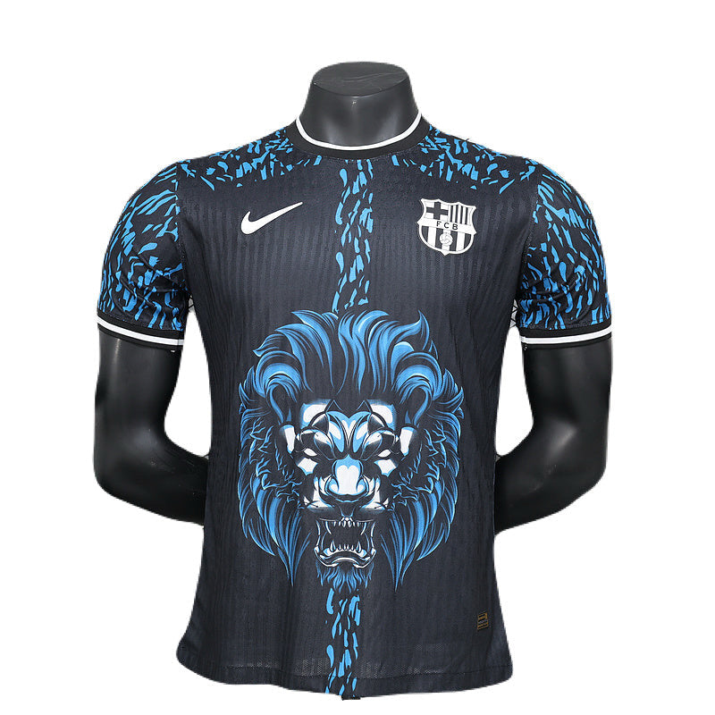 camiseta Barcelona edición León II, camiseta Barcelona 24/25, camiseta Barcelona versión jugador, camiseta negra y azul Barcelona, camiseta FC Barcelona hombre, camiseta Barcelona edición limitada, camiseta Nike Barcelona, camiseta Barcelona versión jugador 2024, camiseta edición especial Barcelona, camiseta Barcelona león, camiseta Barcelona 2025, camiseta oficial Barcelona, camiseta Barça edición León II, camiseta colección Barcelona, camiseta fútbol Barcelona, camiseta edición limitada 2024.