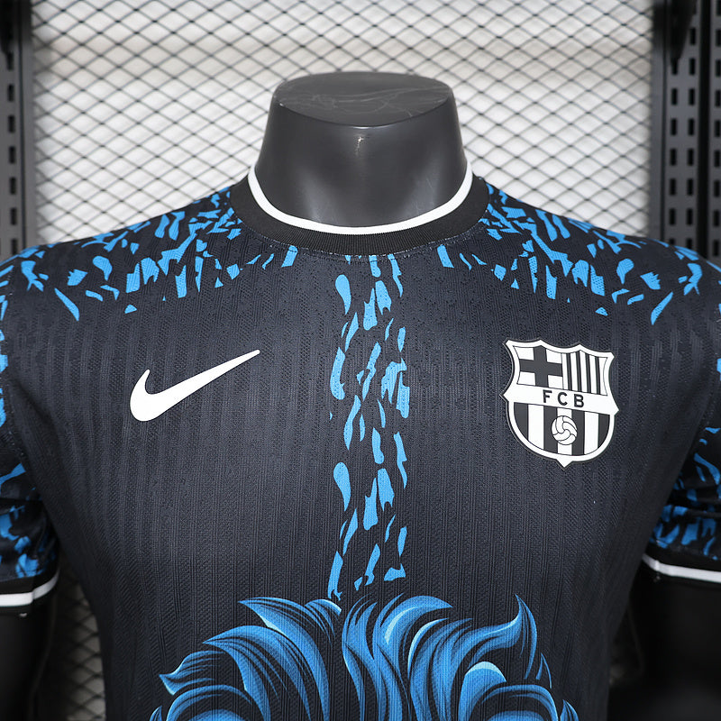 camiseta Barcelona edición León II, camiseta Barcelona 24/25, camiseta Barcelona versión jugador, camiseta negra y azul Barcelona, camiseta FC Barcelona hombre, camiseta Barcelona edición limitada, camiseta Nike Barcelona, camiseta Barcelona versión jugador 2024, camiseta edición especial Barcelona, camiseta Barcelona león, camiseta Barcelona 2025, camiseta oficial Barcelona, camiseta Barça edición León II, camiseta colección Barcelona, camiseta fútbol Barcelona, camiseta edición limitada 2024.