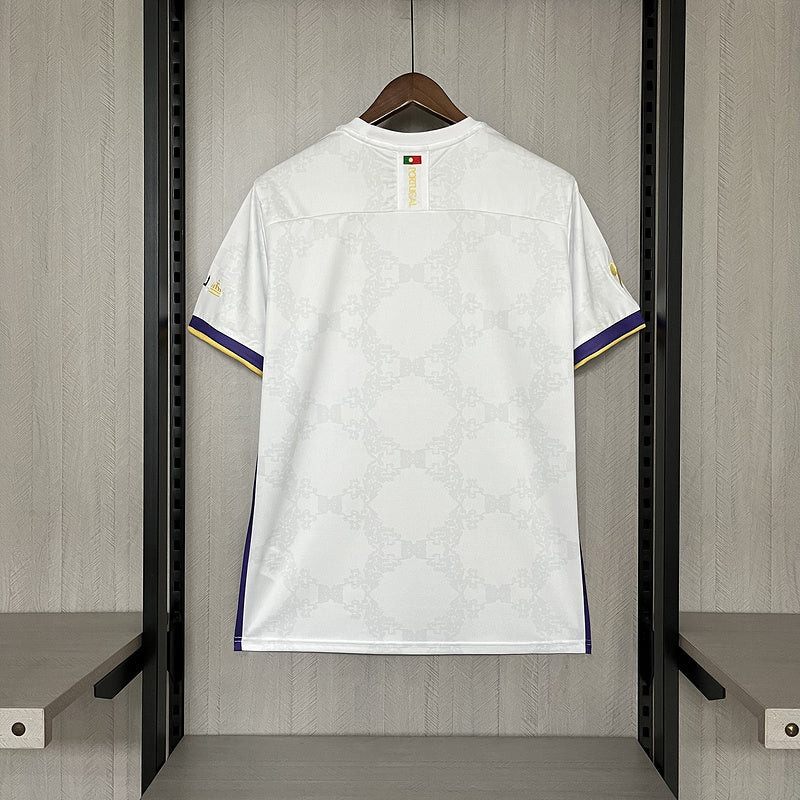 camisa portugal edición especial, camisa portugal torcedor masculino, camisa masculina portugal blanca, camisa portugal 25/26, camisa portugal dorado azul marino, camisa fútbol portugal, camisa portugal 2025, camisa selección portugal edición limitada, comprar camisa portugal, camiseta torcedor portugal 25/26, camisa portugal especial masculina, camisa portugal escudo bordado, camisa edición especial portugal, camisa portugal para hinchada masculina, camisa blanca portugal edición especial
