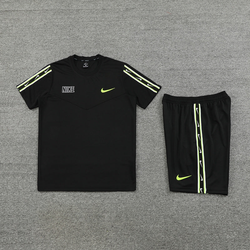 Conjunto de camiseta y pantalón corto Nike